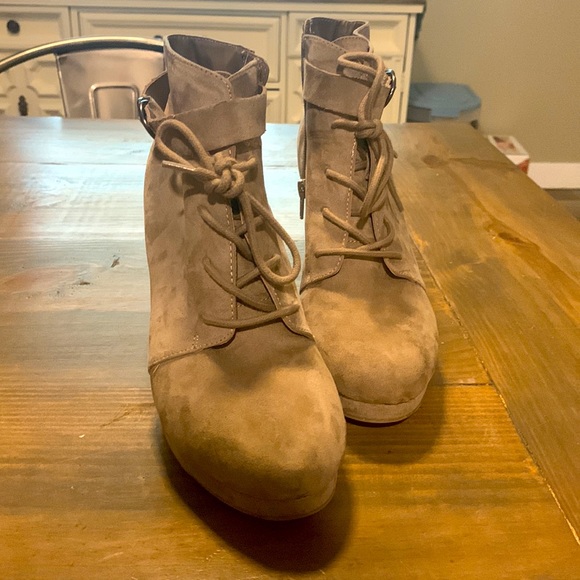 Tan bootie heels. Adorable for a night out in the fall. Size 9 - Picture 2 of 4